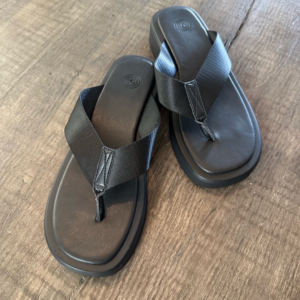 Urban Outfitters black flip flops size 9